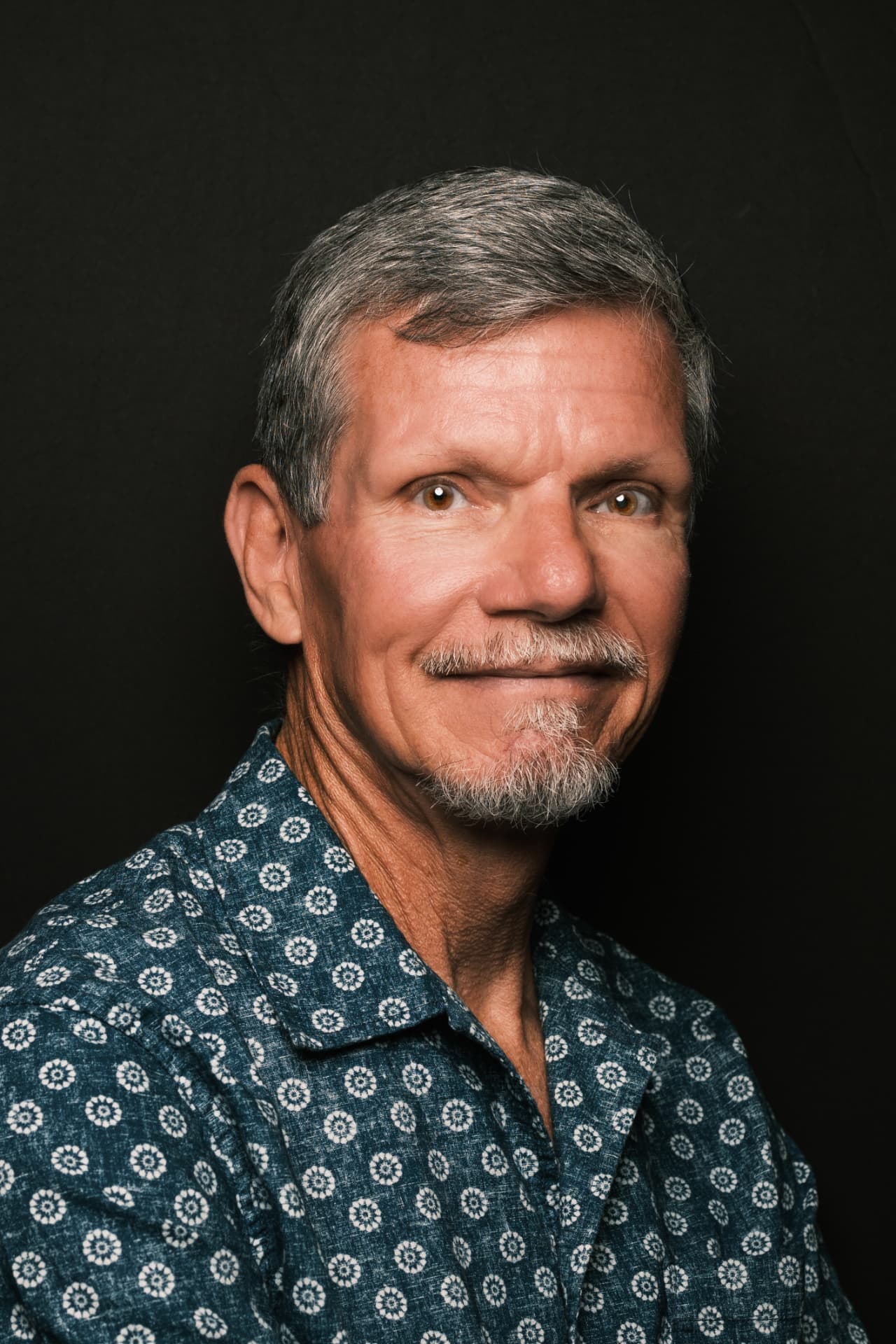 Portrait of Tim Theis.